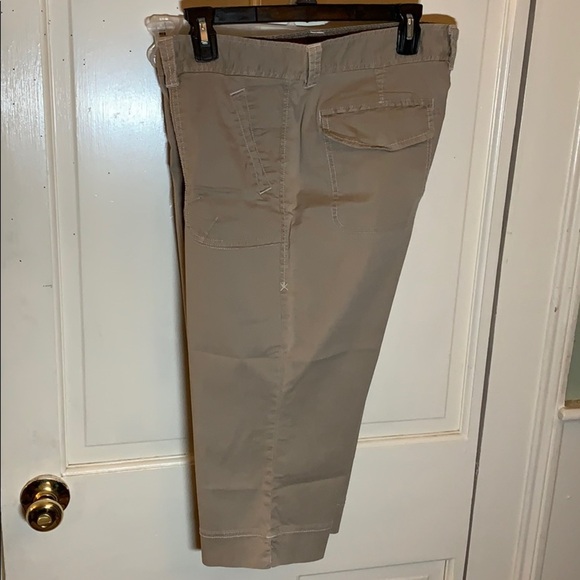 Women’s Eddie Bauer tan/Khaki Capri size 14 - Picture 7 of 7